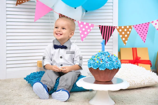Bébé garçon mignon avec gâteau d'anniversaire dans la chambre — Photo