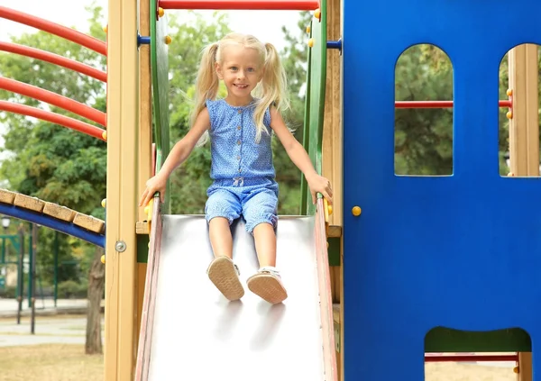 Carina Bambina Sul Parco Giochi — Foto Stock