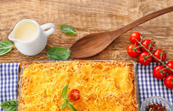 Composição de lasanha de carne e tomates — Fotografia de Stock