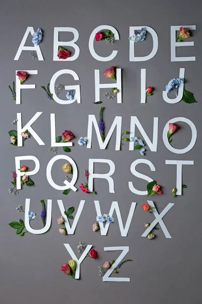 Güzel çiçek kompozisyon harflerle — Stok fotoğraf