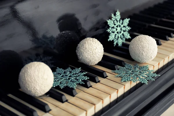 Teclado piano com decoração de Natal — Fotografia de Stock