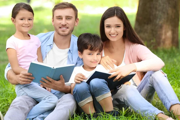 Heureux livres de lecture en famille dans le parc — Photo