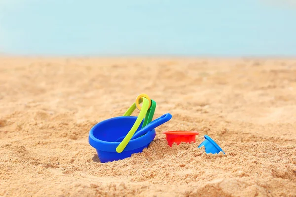 Homokos gyerekjáték a strandon — Stock Fotó
