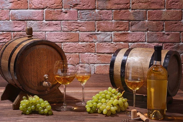 Zusammensetzung von Weißwein auf Backsteinwand Hintergrund — Stockfoto