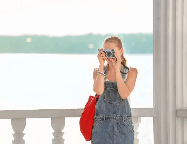 Krásné mladé turistické pořizování Foto venku — Stock fotografie