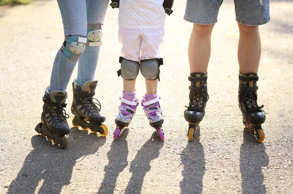 Familien-Rollschuhlaufen im Park — Stockfoto