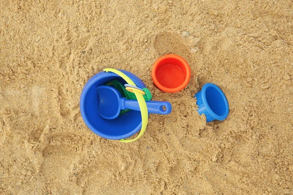 Juguetes de playa para niños en arena —  Fotos de Stock