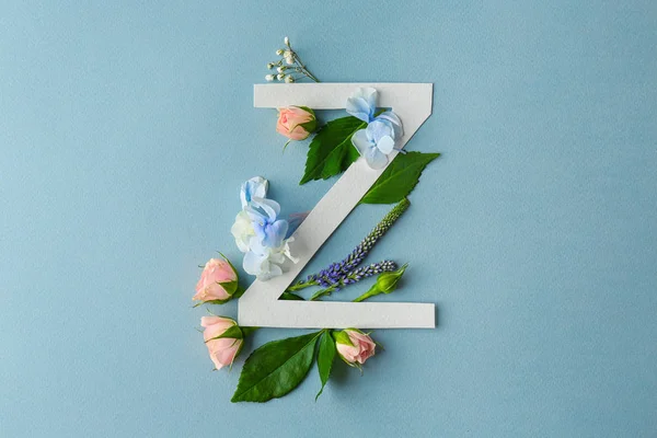 Samenstelling met letter Z en mooie bloemen — Stockfoto