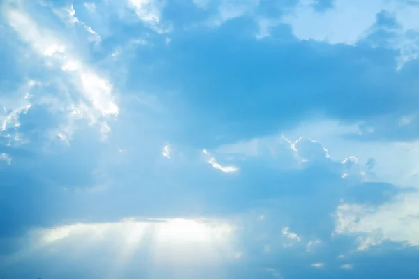 Красивый вид на голубое небо — стоковое фото
