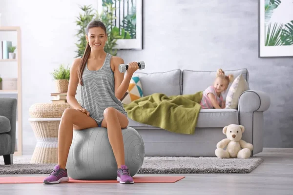 Schöne junge Frau beim Training zu Hause — Stockfoto