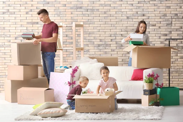 Glückliche Familie beim Auspacken von Kartons im neuen Haus — Stockfoto