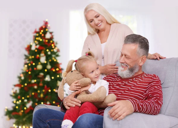 Felice coppia anziana con nipote che celebra il Natale a casa — Foto Stock