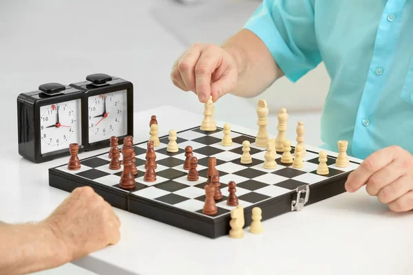 Uomini anziani che giocano a scacchi a casa — Foto Stock