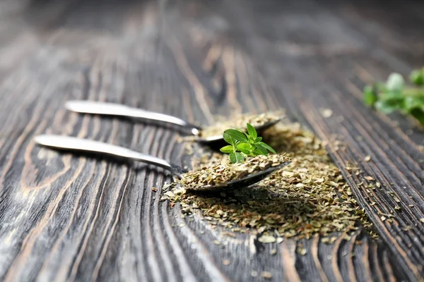 Colheres com orégano aromático seco — Fotografia de Stock