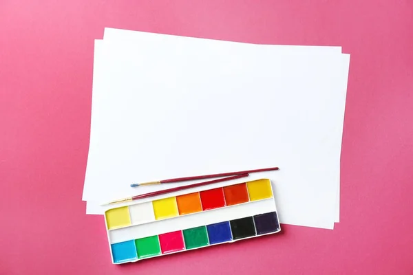 Hoja en blanco de papel y acuarelas —  Fotos de Stock