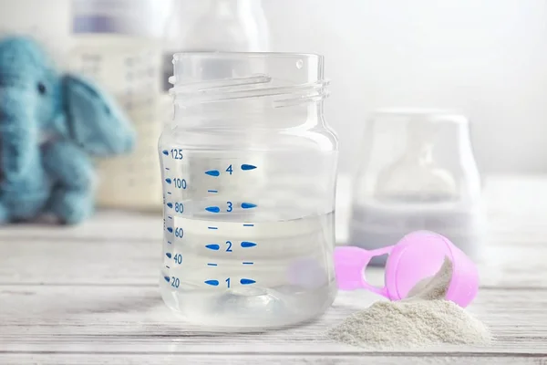 Bottiglia di acqua e polvere — Foto Stock