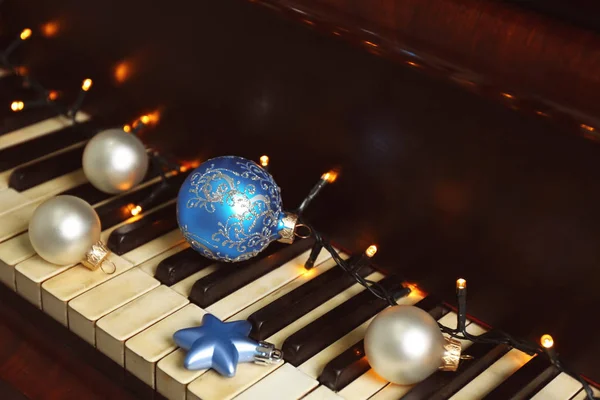 Decorações de Ano Novo no teclado de piano. Conceito de música natalina — Fotografia de Stock