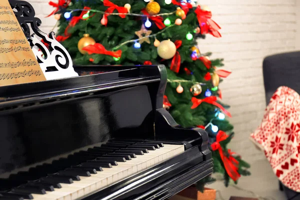 Hermoso piano y árbol de Navidad en la habitación —  Fotos de Stock