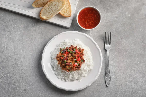 Chili con carne servida con arroz sobre la mesa — Foto de Stock