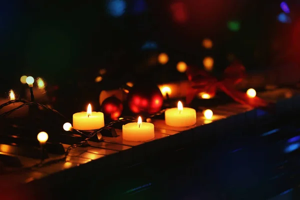 Decoraciones de año nuevo en el teclado del piano. Concepto de música de Navidad — Foto de Stock