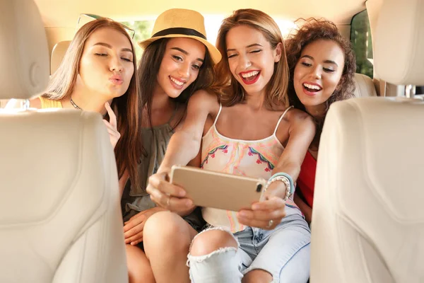 Krásné mladé ženy s selfie v autě — Stock fotografie