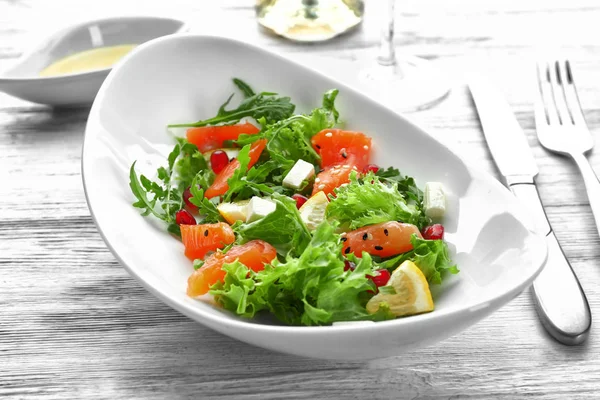 Plaat met verse zalm salade — Stockfoto