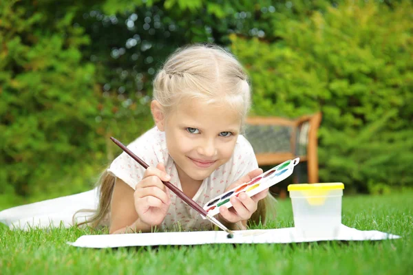 Little girl painting — Stock Photo, Image