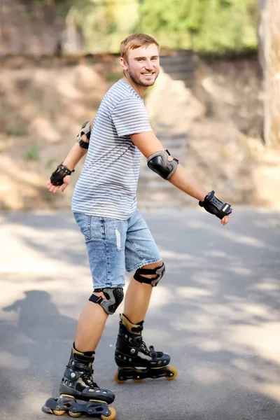 Młody mężczyzna rollerskating w parku — Zdjęcie stockowe