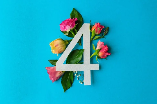 Numer 4 i piękne kwiaty — Zdjęcie stockowe