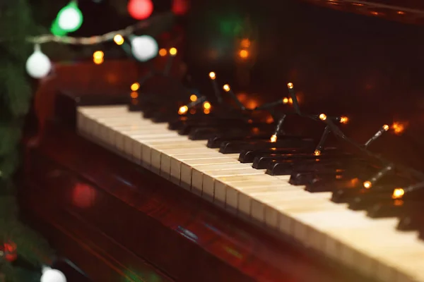 Decorações de Ano Novo no teclado de piano. Conceito de música natalina — Fotografia de Stock