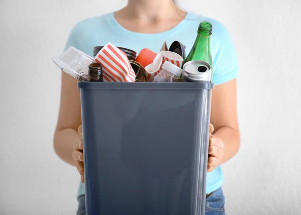 Mujer sosteniendo papelera —  Fotos de Stock