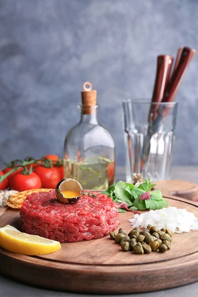 Steak Tatar mit Eigelb — Stockfoto