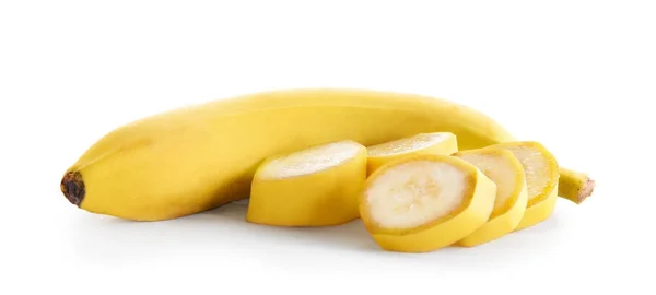 Целые и нарезанные бананы — стоковое фото