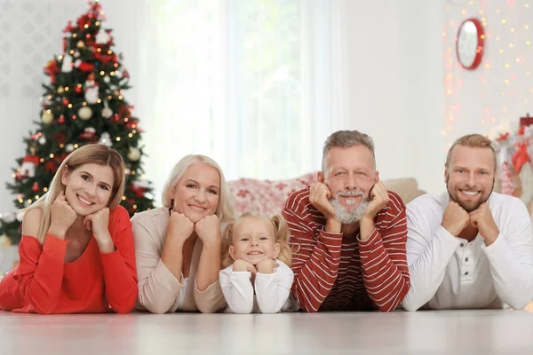 Ευτυχισμένη οικογένεια γιορτάζει τα Χριστούγεννα στο σπίτι — Φωτογραφία Αρχείου