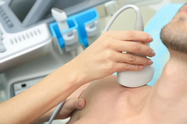 Doktor iletken ultrason muayenesi — Stok fotoğraf