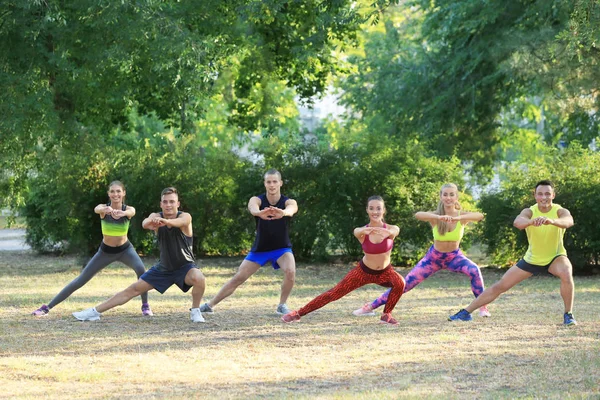 Groupe de jeunes faisant de l'exercice en plein air — Photo