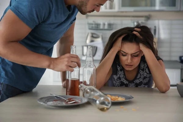 Pelea entre mujer y hombre — Foto de Stock