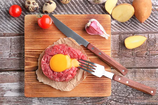 Tare steak dengan kuning telur — Stok Foto