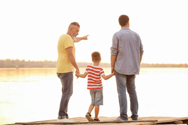 Malý chlapec s otcem a dědečkem stojící na molu — Stock fotografie