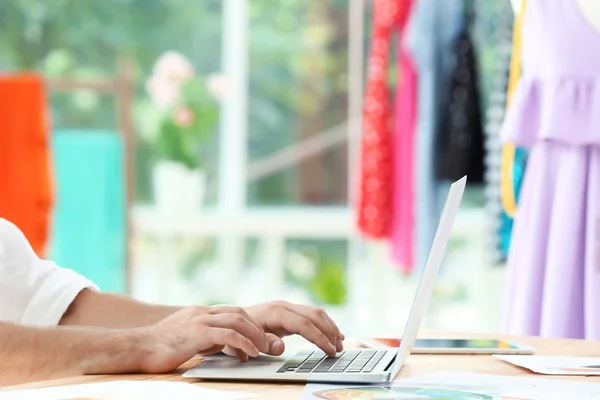 Blogger con laptop en casa — Foto de Stock