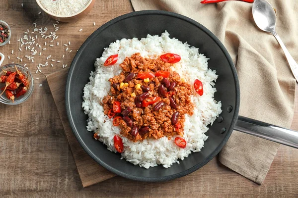 Stekpanna med chili con carne och ris — Stockfoto