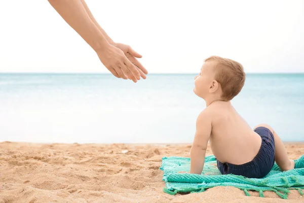 Ojciec z małym synem na plaży — Zdjęcie stockowe