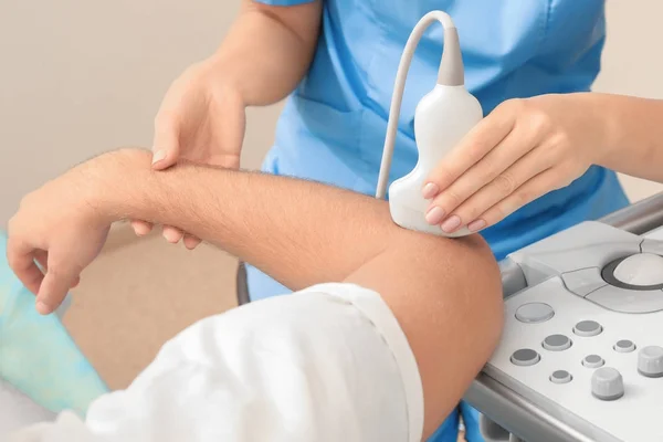 Provádění vyšetření ultrazvukem lékař — Stock fotografie