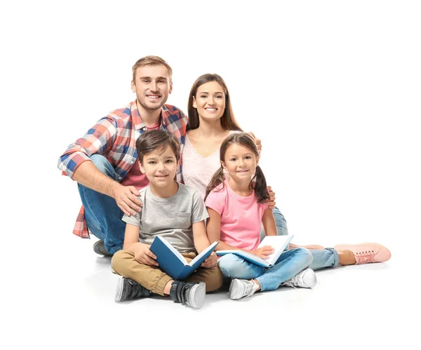 Boldog család, olvasás, fehér háttér — Stock Fotó