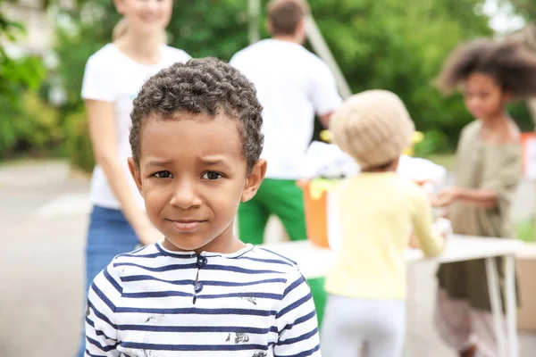 Povero ragazzo africano all'aperto — Foto Stock