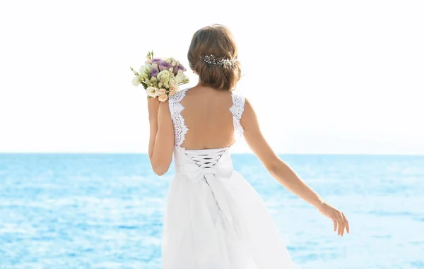 Feliz joven novia en la playa del mar — Foto de Stock