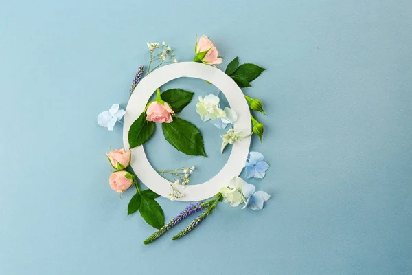 Komposition mit Buchstabe o und schönen Blumen — Stockfoto