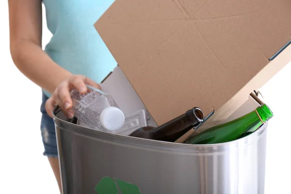 Genç kadın beyaz arka plan üzerinde çöp kutusu içine çöp atma — Stok fotoğraf