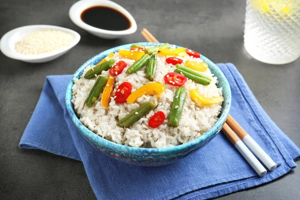 Skålen med vitt ris på bordet — Stockfoto