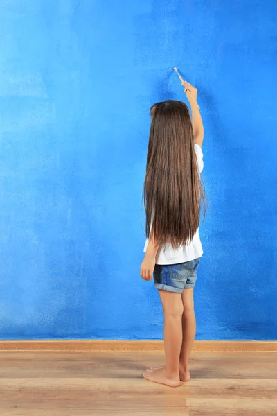 小可爱的女孩画墙壁在房间 — 图库照片